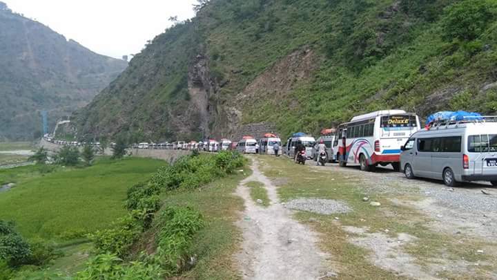 सवारी चापको कारण बिपि राजमार्ग पुरै जाम…