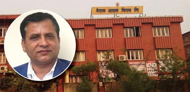 आयल निगमका प्रबन्ध निर्देशक सुरेन्द्र पौडेलले डिपोमा बसेर काम गर्ने