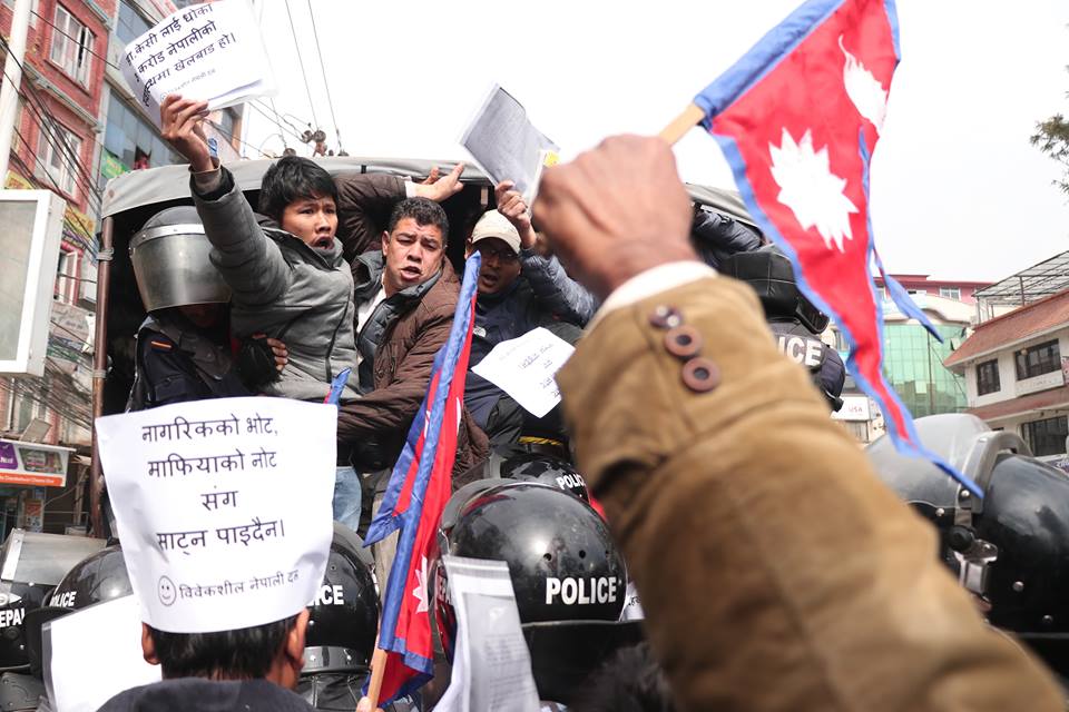 चिकिस्सा शिक्षा विद्येयकको विरोधमा उत्रिएका बिद्यार्थी पक्राउ