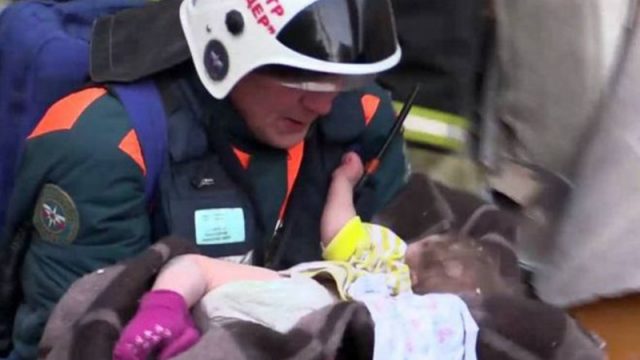 जब ध्वस्त बनेको घरबाट उद्दारकर्मीले ११ महिने बच्चाको आवाज सुने