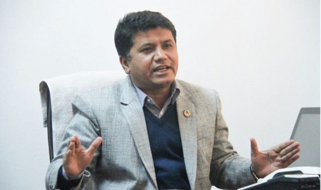 पर्यटनमन्त्री रविन्द्र अधिकारी आकस्मिक पत्रकार सम्मेलन गर्दै