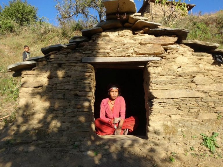 छाउपडी गोठमा बसे सार्वजनिक सेवासुविधा नदिने