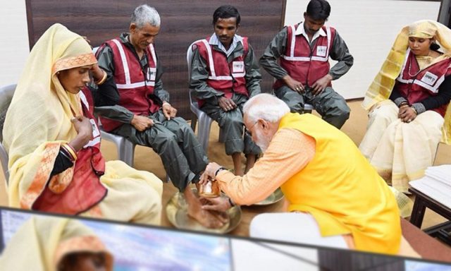 भारतीय प्रधानमन्त्री मोदीले मजदूरको खुट्टा मिचिमिची धोइदिएपछि…