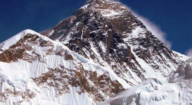 सगरमाथाको काखमा सडक