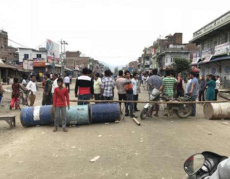 काममा ढिलासुस्ति भएको भन्दै उदयपुर सदरमुकाम गाईघाटमा जक्काजाम