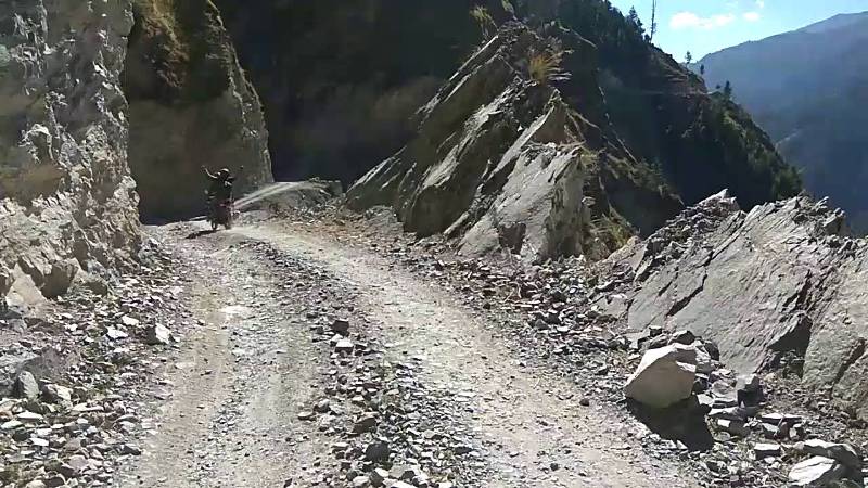 पहिरो पन्छाएपछि नारायणगढ–मुग्लिन सडकखण्ड एकतर्फी सञ्चालन