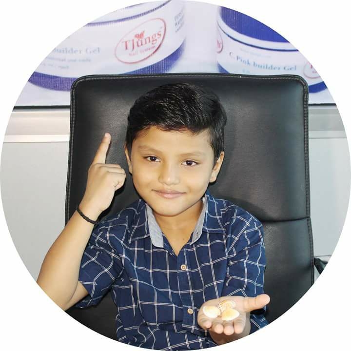 सडकमा ढुंगा बेचेर भाइरल बनेका बालकलाई नजिकबाट चिन्नुस (भिडियो सहित)