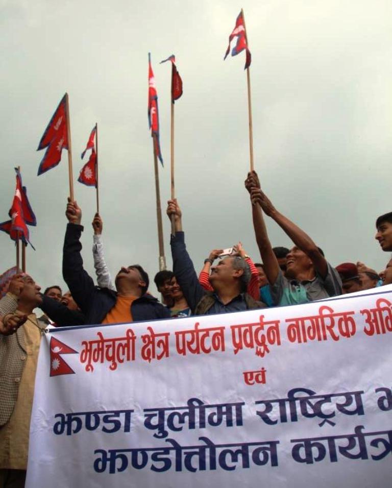 भ्रमण वर्षको पहिलो दिन झण्डाचुली चुचुरोमा फहरायो राष्ट्रिय झण्डा