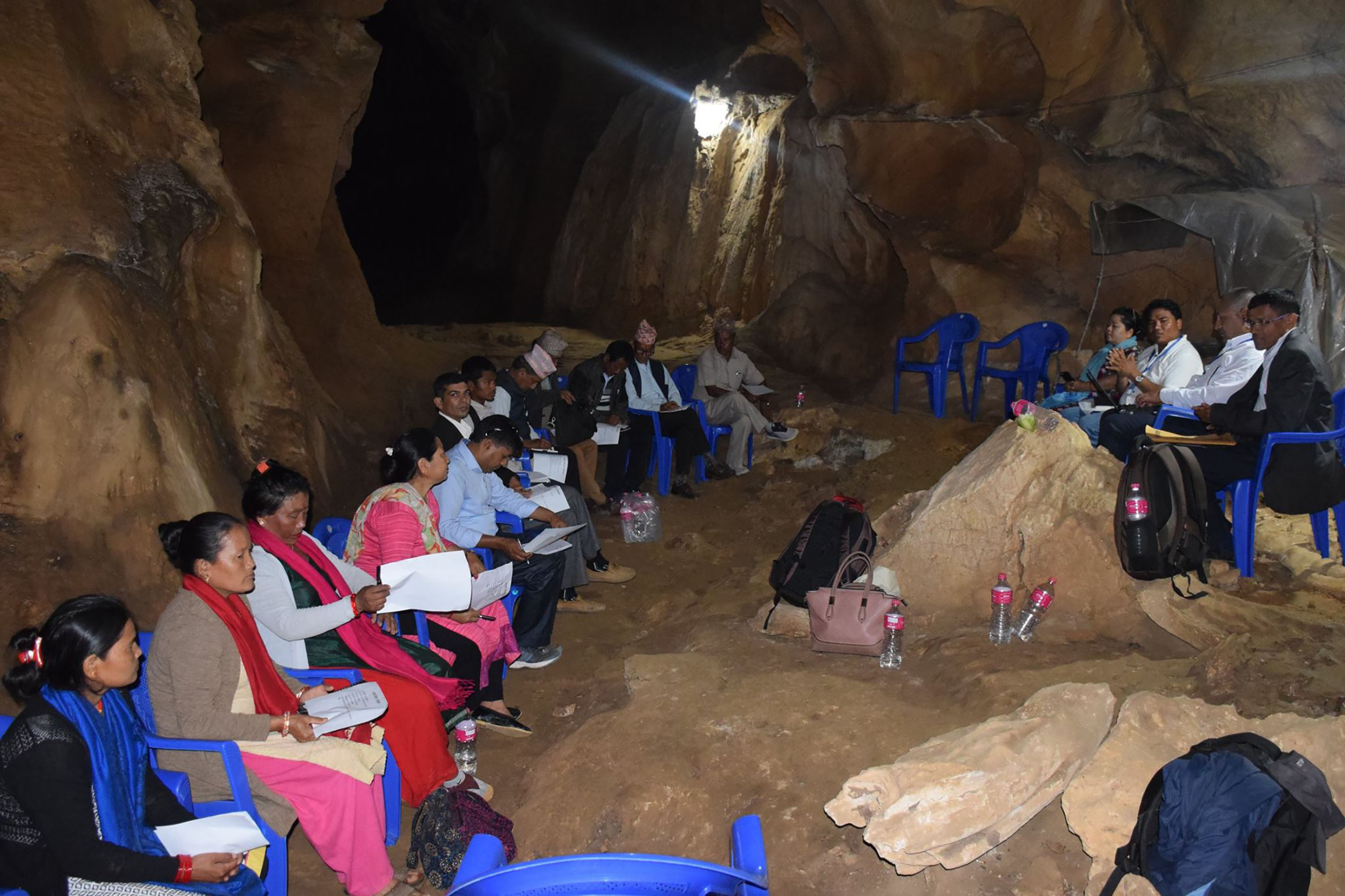 गुफाभित्र कार्यपालिकाको बैठक