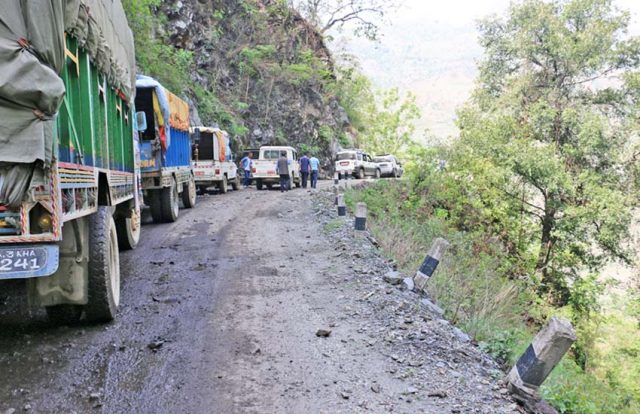 भारी असिना पानीसँगै आएको बाढी पहिरोले कर्णाली राजमार्ग अवरुद्ध