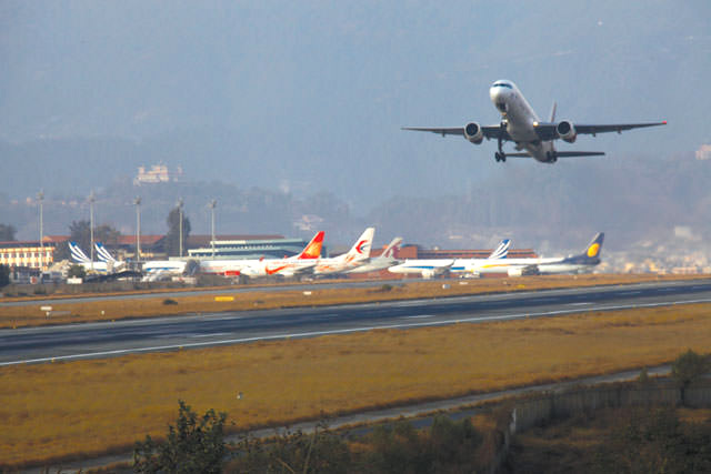 ४० वर्षपछि धावनमार्ग कालोपत्रे गर्न सुरु, विमानस्थल १० घन्टा बन्द हुने