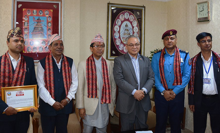 गृहसचिव र प्रहरी महानिरीक्षकलाई आठ हजार नगदसहित सम्मान
