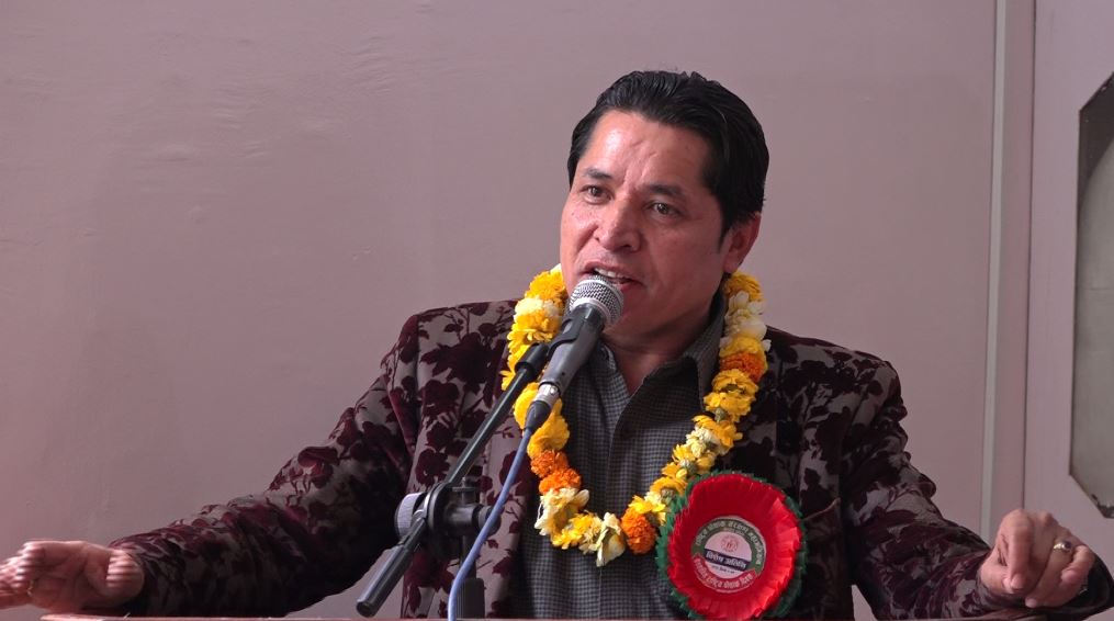 राष्ट्रिय पोशाक लगाएर बहस चलाउने धमलाको घोषणा