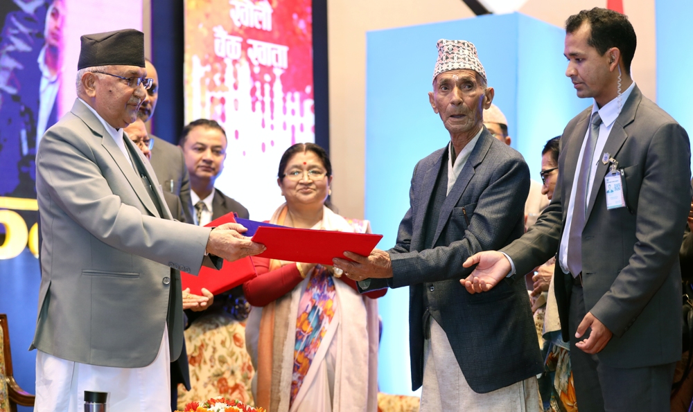 प्रधानमन्त्रीले बुबा र सासुलाई चेक दिंदै भने, ‘बृद्धभत्ता बढ्छ, यो सरकार बूढाबूढीको भलो चिताउँछ’