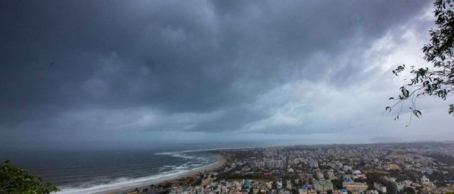 ओडिशामा वर्षा हुन थालेपछि जलसेनाले युद्धमा प्रयोग गर्ने विमान र हेलिकप्टर परिचालन