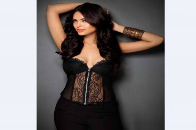 कमेन्ट गर्नेमाथि जाई लागिन् इशा गुप्ता