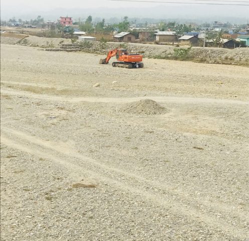 मापदण्ड विपरित गिट्टी बालुवा उत्खनन गरिरहेको अवस्थामा जेसिवी र ट्याक्टर नियन्त्रणमा