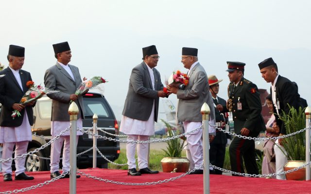प्रधानमन्त्री ओली स्वदेश फर्किए, सञ्चारकर्मीसँग चुइक्क बोलेनन्