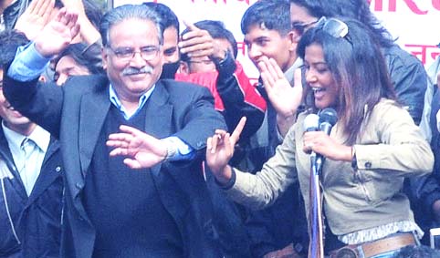 प्रचण्ड, कमल थापा र बाबुराम भट्टराईसँग किन टिकेनन् हिरोइनहरु ?