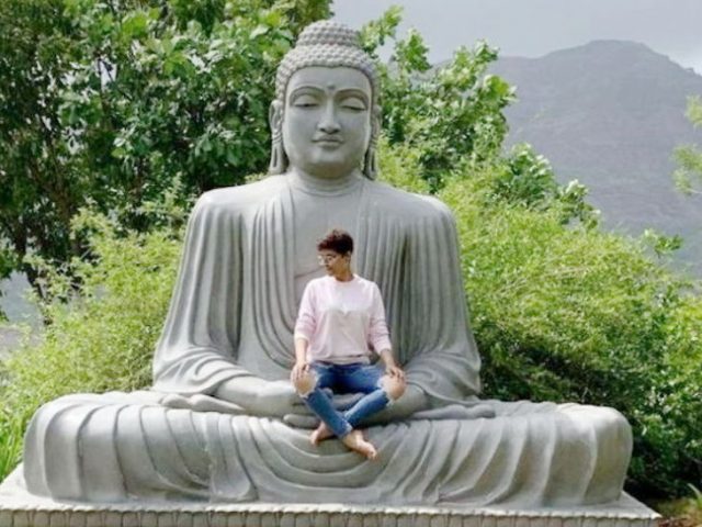 भगवान बुद्धको मूर्तीमा बसेपछि आयुष्मान खुरानाकी श्रीमती भएकी थिइन् ट्रोल, मागिन् माफी !