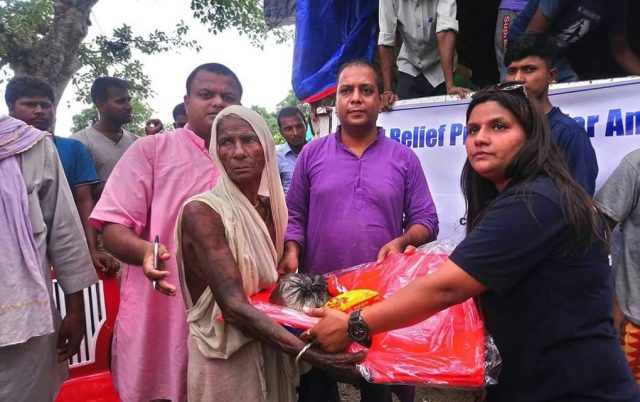 पूर्व सांसद कर्णद्वारा बाढी पीडितलाई राहत बितरण