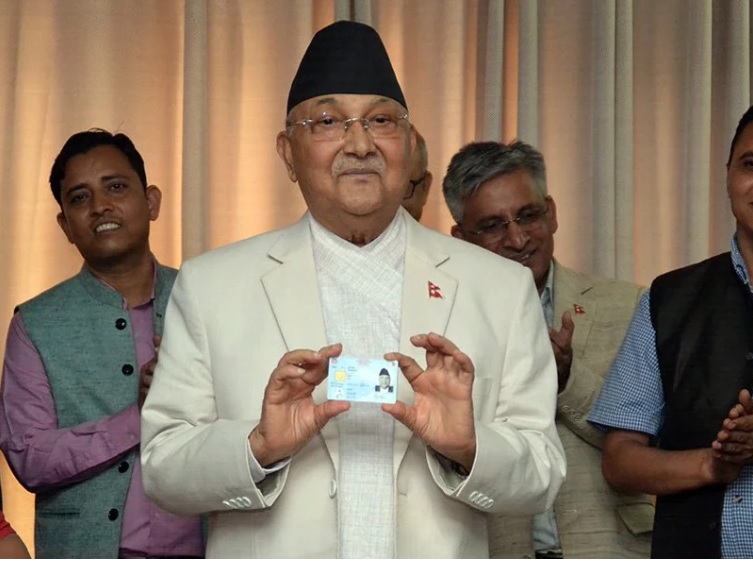प्रधानमन्त्री ओलीले पाए राष्ट्रिय परिचयपत्र