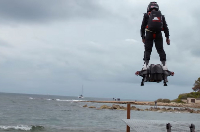 उड्ने मान्छे इंग्लिस च्यानलमा खसे……