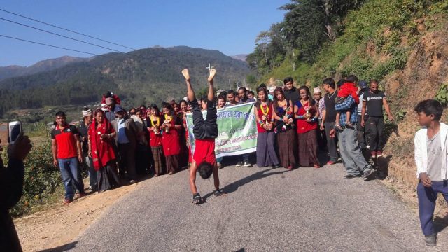 ऋषि परियारः हातले टेकेर तीन किलोमिटर हिँड्छन्,विश्व रेकर्ड तोड्ने चाहाना