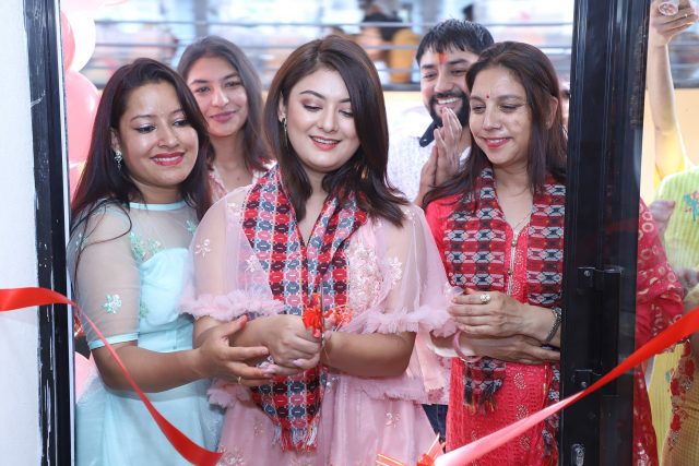 ‘सजिनाज् क्रियसन’ क्रियसन उद्घाटनमा बर्षाले भनिन् ‘पहिरनमा बिषेश रुचि छ’