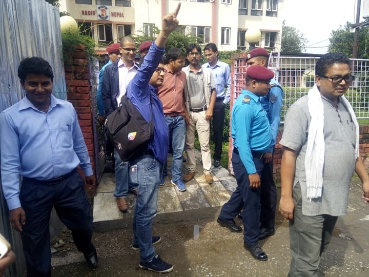 सिंहदरबारबाटै पक्राउ परे पत्रकार महासंघका सचिव सहितका अन्य पत्रकार