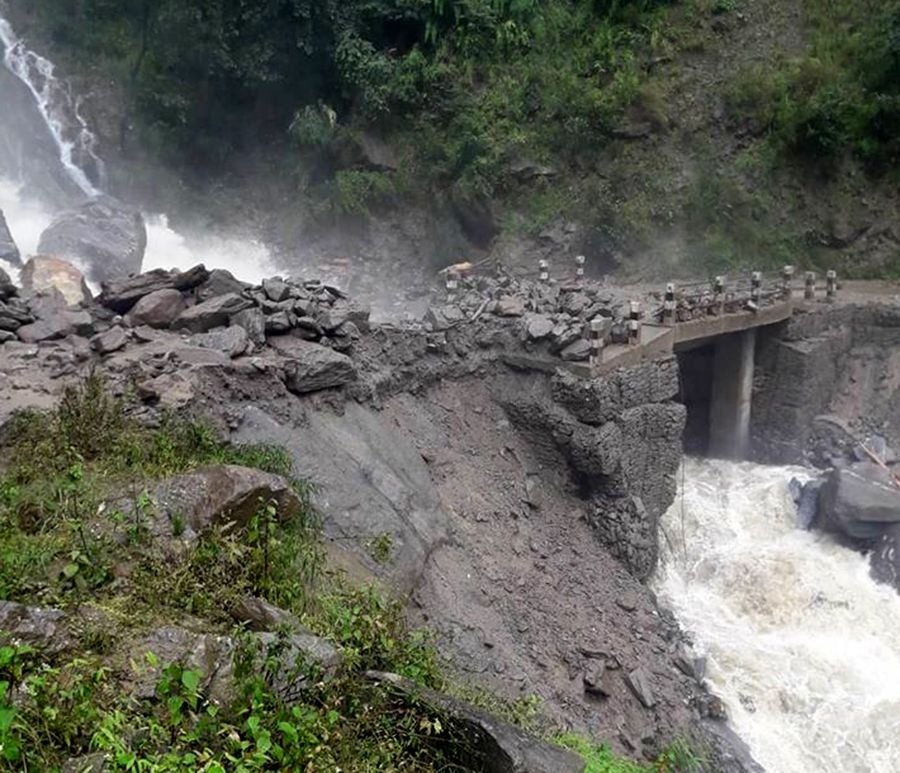 बाढी र पहिरोले खोटाङमा सबै यातायात सेवा अवरुद्ध