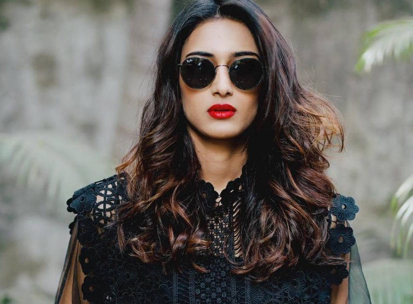 आखिर किन भइन् ट्रोल? टिभीकी संस्कारी बुहारीको गुलाबी बिकिनी फोटो….