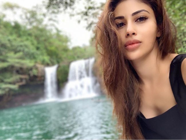 जन्मदिन मनाउन माल्दिभ्स पुगेकी मौनी रोय समुद्र किनारमा बिकिनीमा मस्ती