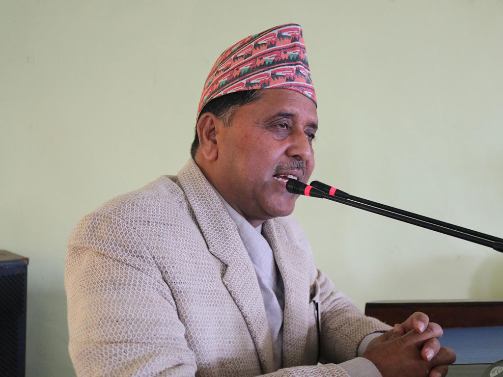 विद्यार्थीलाई पार्टीको झण्डा बोकाउनुहुन्न: मन्त्री धिमिरे