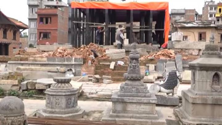 भूकम्प गएको चार वर्ष पछी रातो मच्छिन्द्रनाथ मन्दिरको पुनःनिर्माण हुँदै