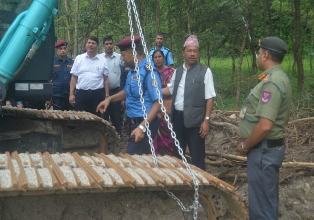 नुवाकोटमा अवैध बालुवा उत्खननमा संलग्न स्काभेक्टरमा  लगाइयो साङ्लो