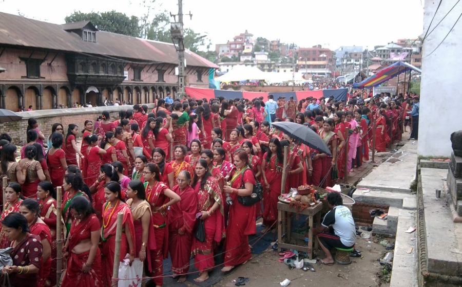 आज हरितालिका तीज, पशुपतिनाथ लगायत देशभरका शिवालयमा भक्तजनको घुँइचाे