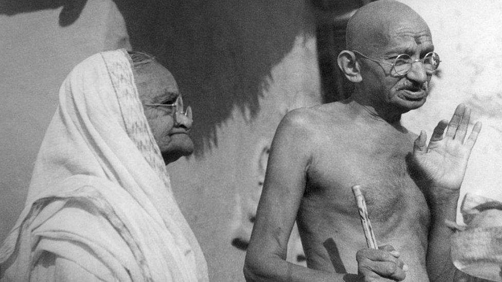 जब गान्धी धोती र लगौंटी लगाएर बकिंघम दरबार पुगे