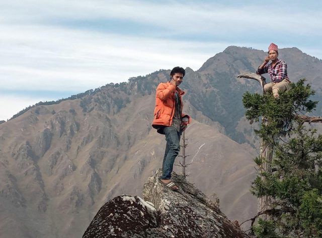 फोन गर्न हिमाल चढ्नुपर्ने बाध्यता
