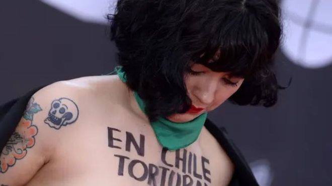 चिलीकी चर्चित गायिका अवार्ड समारोहमा किन नांगिइन्?