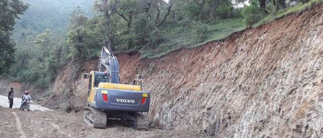 भिर कटान गर्न नसक्दा, मध्यपहाडी लोकमार्ग निर्माणमा समस्या