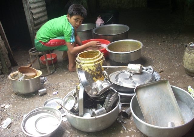 अझै हटेन होटल, रेष्टुराँका श्रमिकका समस्या