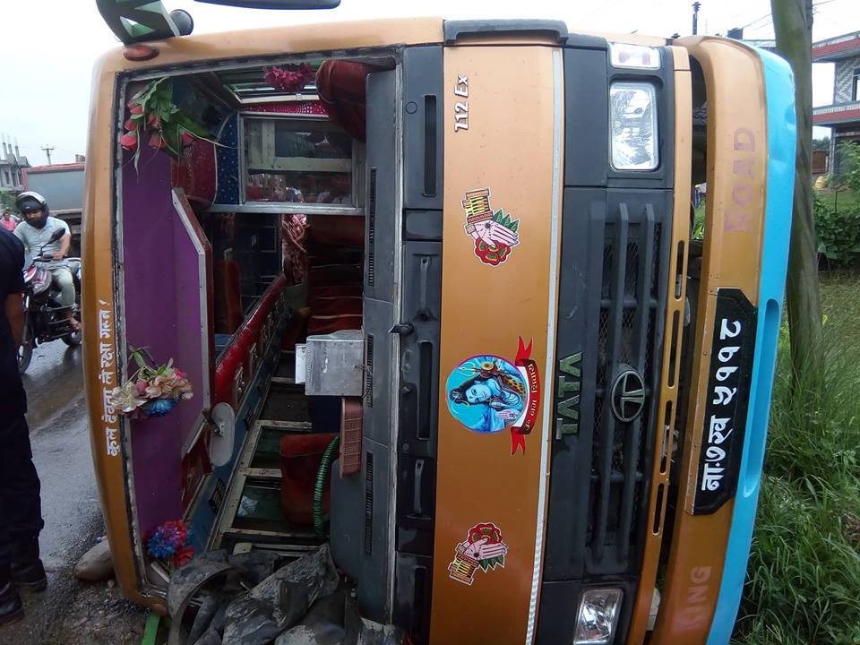 बस पल्टँदा १३ घाइते