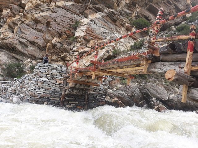 काठेपुल नहुँदा जोखिम मोलेर यात्रा गर्दै स्थानीयवासी