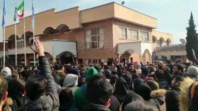 इरानमा प्रदर्शन चर्किँदै, सर्वोच्च नेताविरुद्ध पनि नाराबाजी