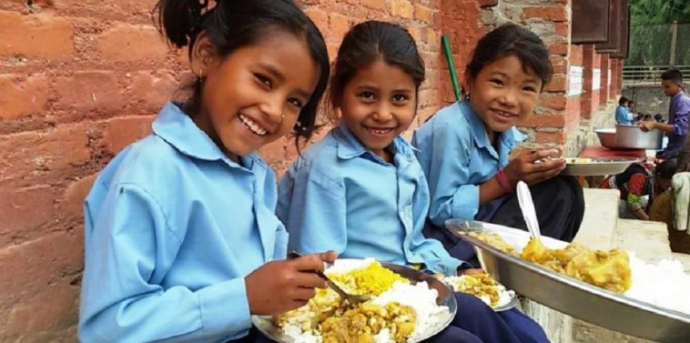 पेन्सनबाट विद्यार्थीलाई खाजा