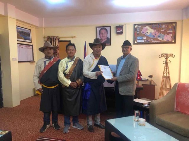 ग्याल्पो ल्होसारमा ३ दिन विदा दिन माग राख्दै शेर्पा संघले बुझायो ज्ञापनपत्र