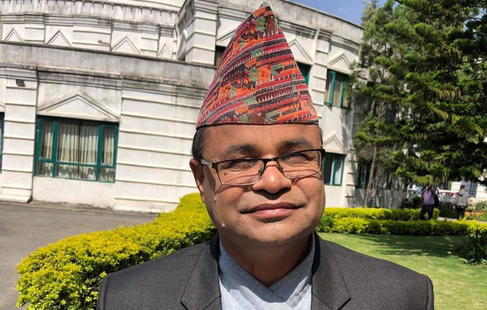 मन्त्रीको सपथ लिन दौरा सुरुवाल लगाएर पुगेका रामेश्वर फर्कनुपर्दा‘