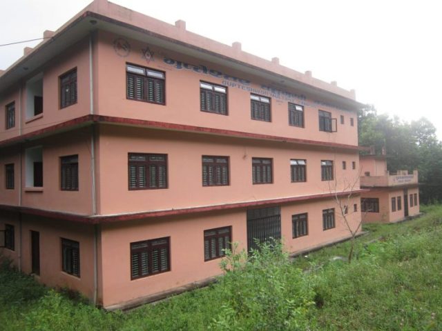 नौ महिनादेखि तलब नपाएपछि क्याम्पसमा ताला