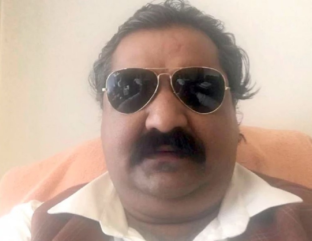 प्रहरी परिसर टेकुमा पुगेर ठेकेदार भेटवालले गरे आत्मसमर्पण